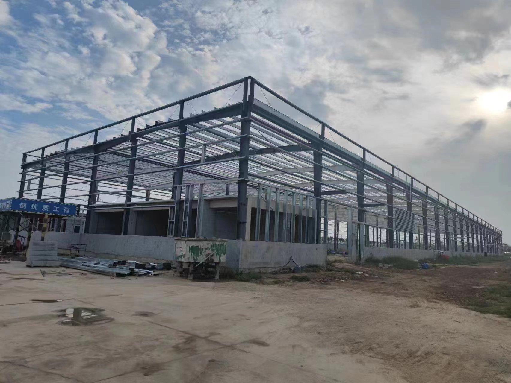 上海三期擴建工程(二標段)順利完成南二指廊屋蓋鋼結構施工 13585605056周先生 上海三期擴建工程(二標段)順利完成南二指廊屋蓋鋼結構施工 13585605056周先生